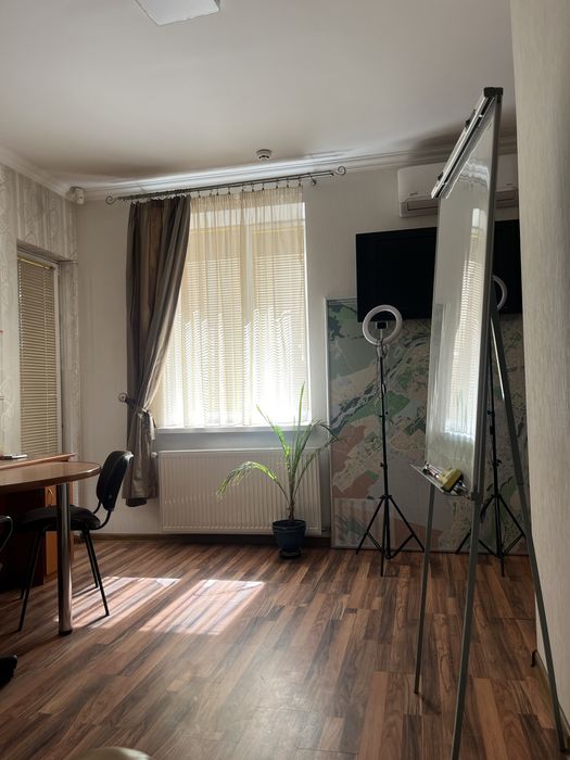 Приміщення в центрі міста, інд.опалення, фасадний вхід,вікна.