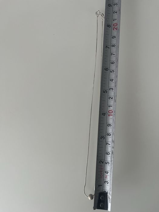 Srebrny łańcuszek z zawieszką w kształcie kuleczki