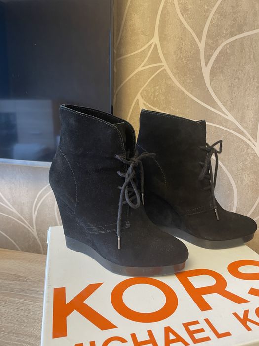 Продам замшевые ботильоны MK