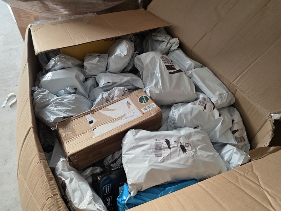 Palety nieodebranych paczek DHL, palety ze zwrotami konsumenckimi