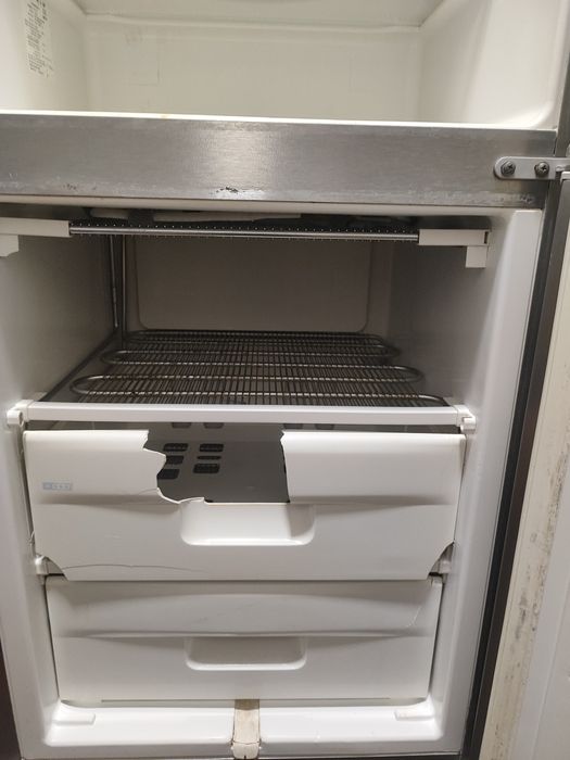 Холодильник у робочому стані.