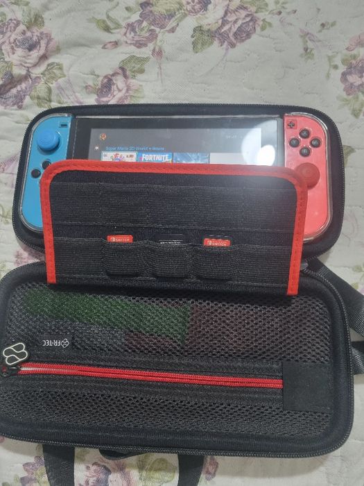 Nintendo Switch com caixa jogos e todos acessórios