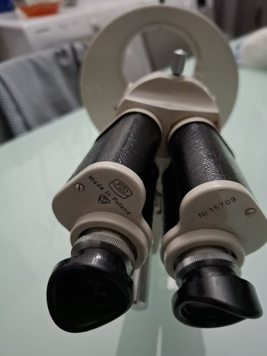 Microscópio com acessórios