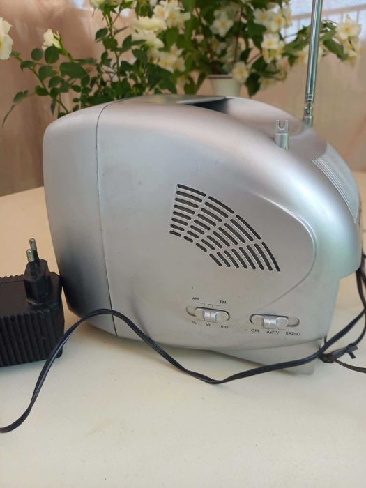 Czarno - biały telewizor przenośny z radiem czasy PRL