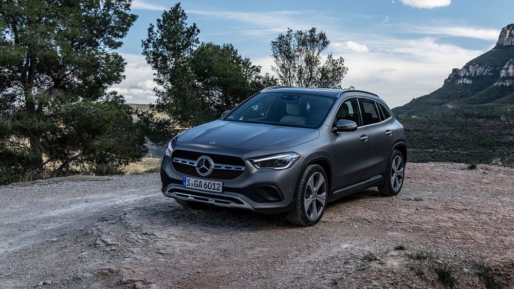 Mercedes GLA Crossover grafitowy widok na maskę