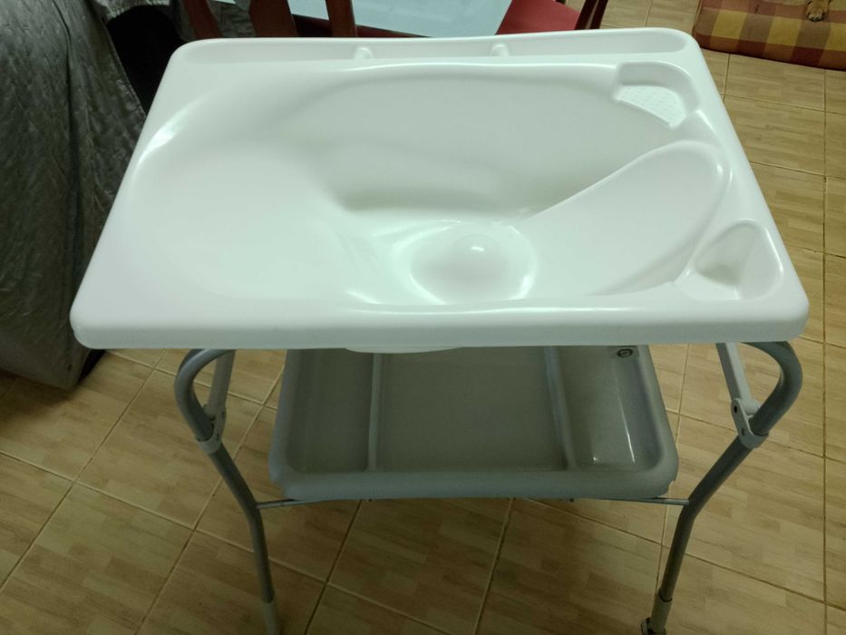 Banheira bebé com suporte e arrumação em bom estado
