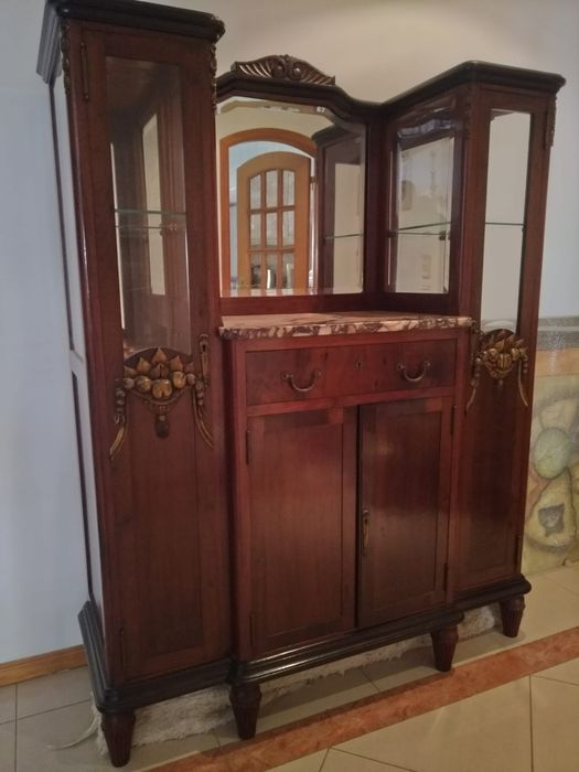 Cristaleira em madeira com tampo em mármore róseo