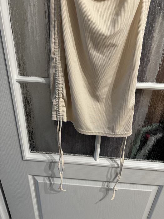 Sukienka z wycięciem na brzuchu