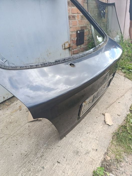 Ляда,кришка багажника Toyota Avensis 1999 рік