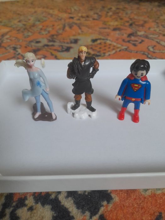 Іграшки з кіндер-сюрприза.