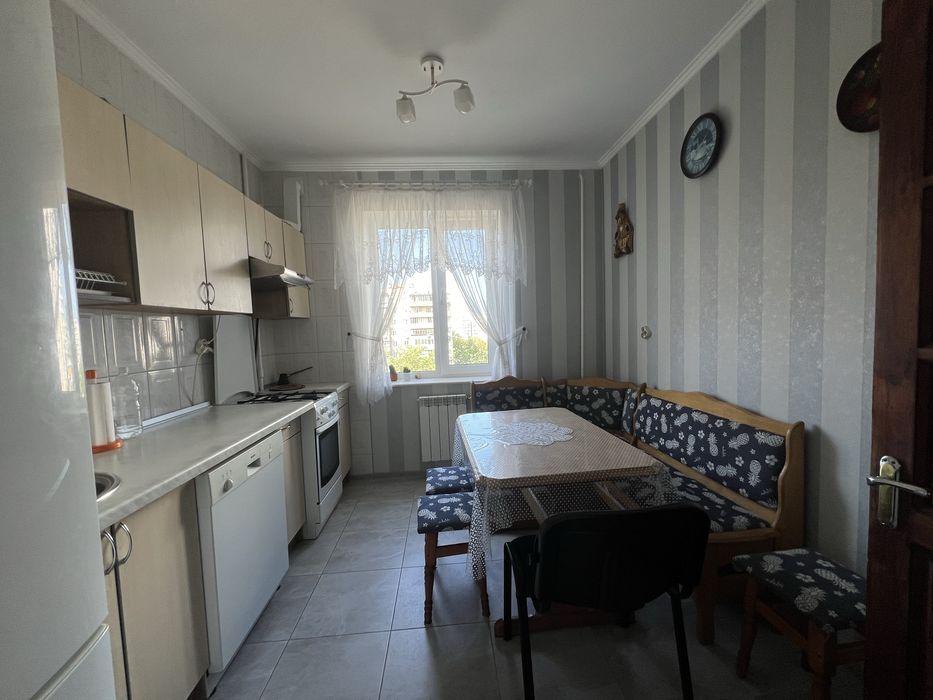 Бажана, метро Харківька