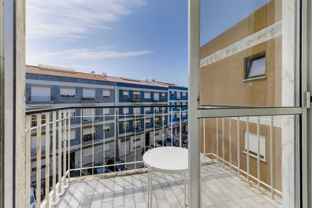 Quartos em T4 mobilado para estudantes | 8 min a pé da NOVA FCT | 2 WC | 105 m²