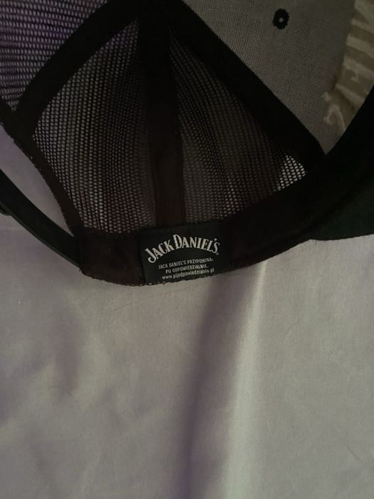 2 czapki – NY New Era i Jack D, czarne – 50 zł za obie