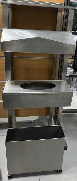 Móvel de apoio em inox, para colocação de sacos e luvas descartáveis.