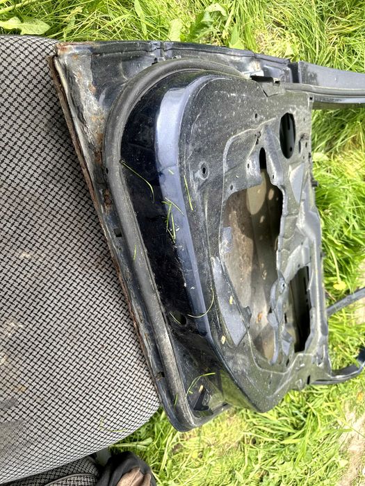 Задня права синя дверка БМВ е46 седан синій колір правая дверь двері