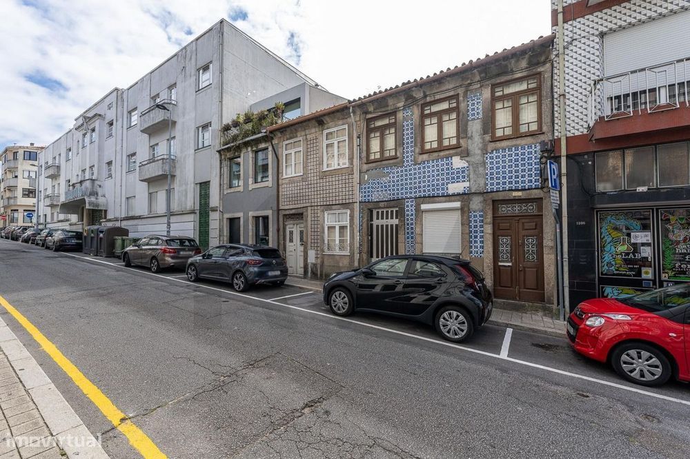 Prédio com 2 andares moradia com jardim, na Rua do Bonjardim - Porto