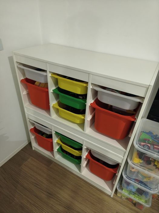 Vendo 2 móveis de arrumação IKEA TROFAST, modelo alto 99x44x94 cm, cor branca com caixas multicolor