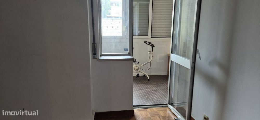 T3 Lumiar com varanda e terraço, pronto a habitar