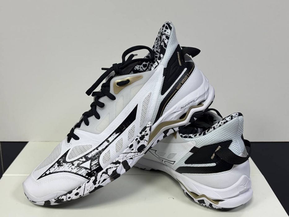 Волейбольні кросівки mizuno