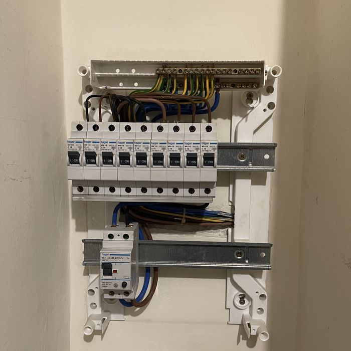 Eletricista Profissional - Serviços Elétricos em Geral.