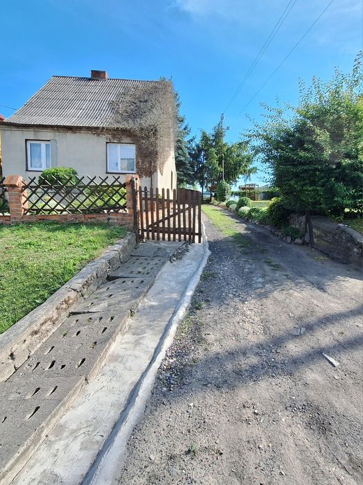 Sprzedam dom z dużą działką.