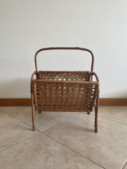 Porta revistas em verga/rattan