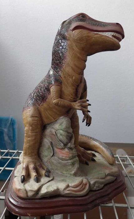 Duas peças de dinossauros