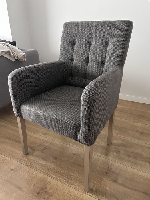 Szary fotel w bardzo dobrym stanie