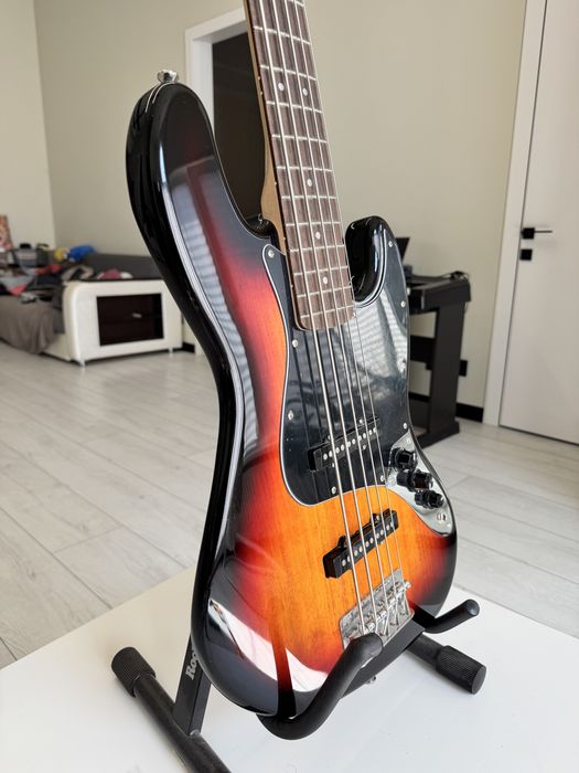 Бас Гітара SQUIER By FENDER  5 струнка!!!