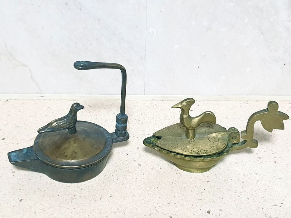 Pequenas antigas lamparinas de azeite em bronze e latão