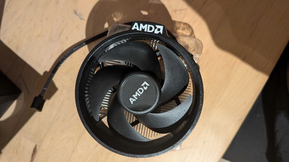 AMD Ryzen 5 1500X (4C/8T até 3.7 GHz) – Na Caixa c/ Cooler Original (Como Novo)