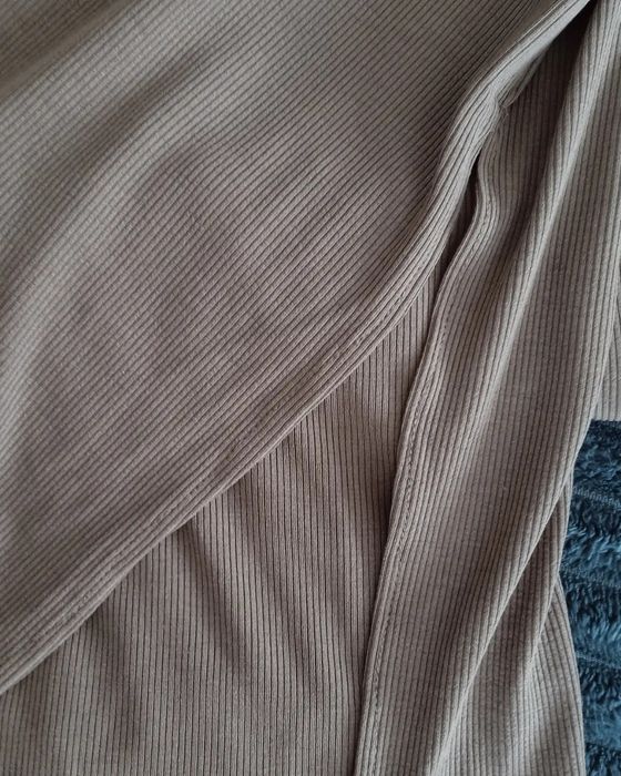 Довга сукня з вирізом