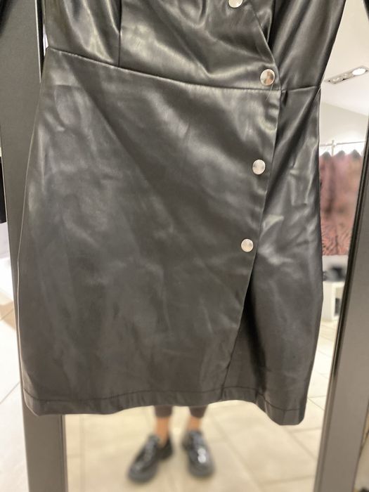 Sukienka czarna eco skora bershka s