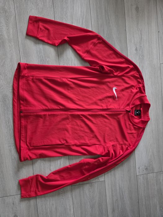 Nike bluza sportowa czerwona Dri-FIT Red rozmiar M

ramion  44 cm
szerokość pahy 56 cm
długość 69cm