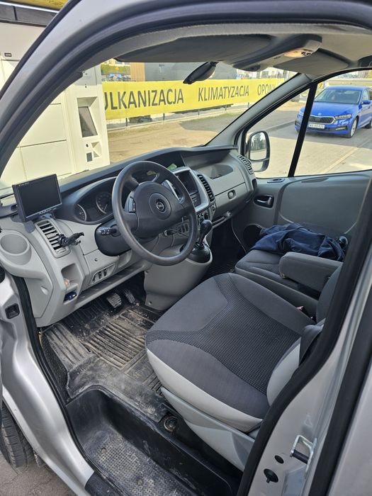 Renault trafic. Vivaro. AUTOMAT  long 2×drzwi hak klima. 2.5 diesel