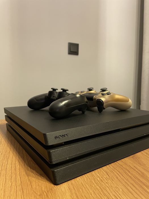 Playstation 4 PRO 1TB + 2pady + 3 gry