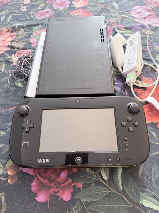 Wii U Premium softmod + wii remote + nunchuck + sensorbar