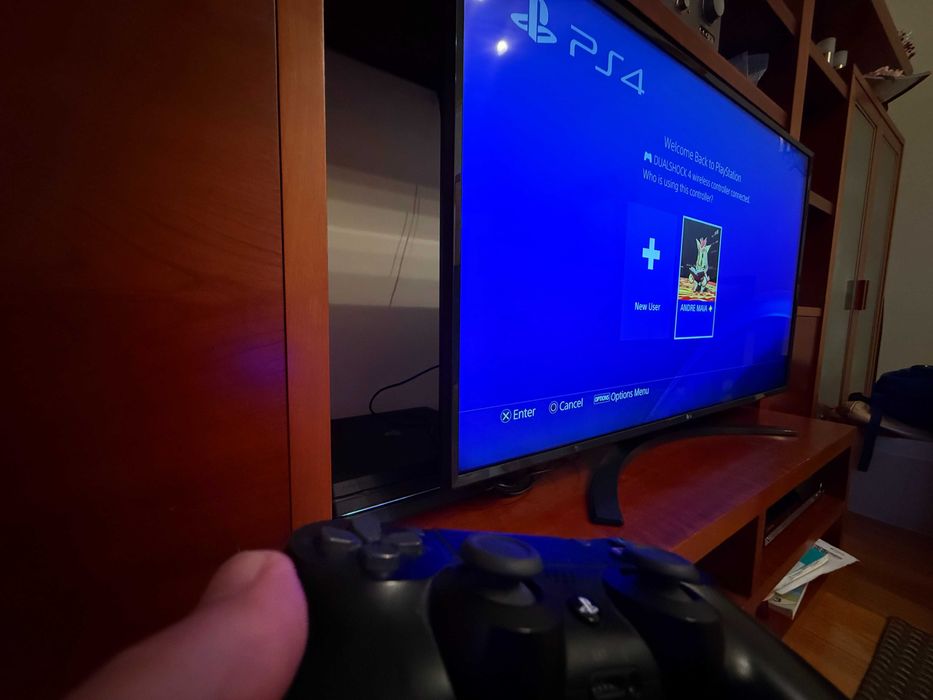 Playstation 4 Pro + 2 comandos + 6 jogos (Sem Caixa e Manuais)