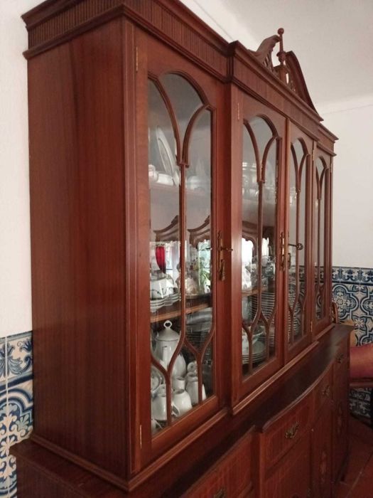 Móvel e mesa de sala em madeira