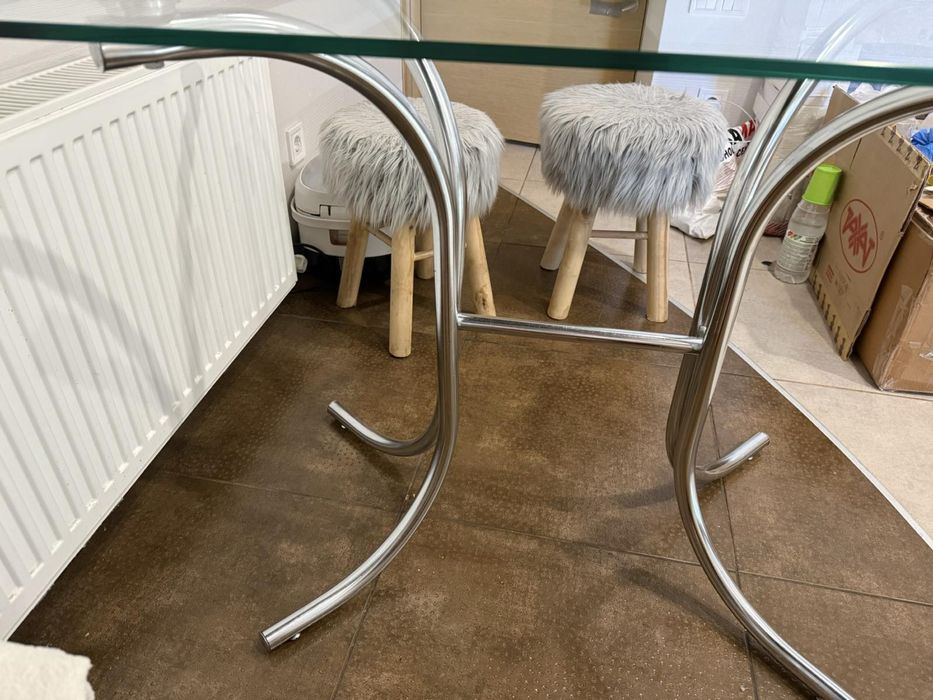 Скляний стіл в гарному стані