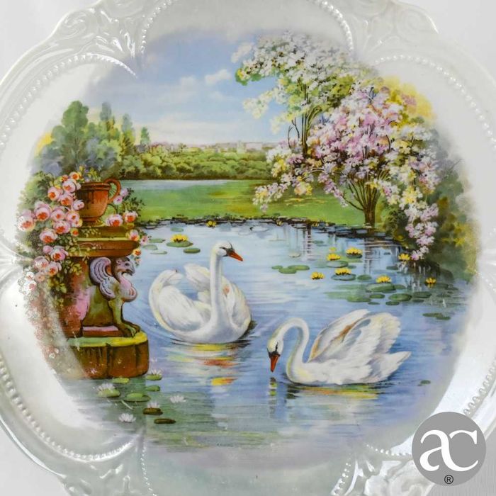 Par de pratos porcelana Europeia, decorados com lago, flores e cisnes