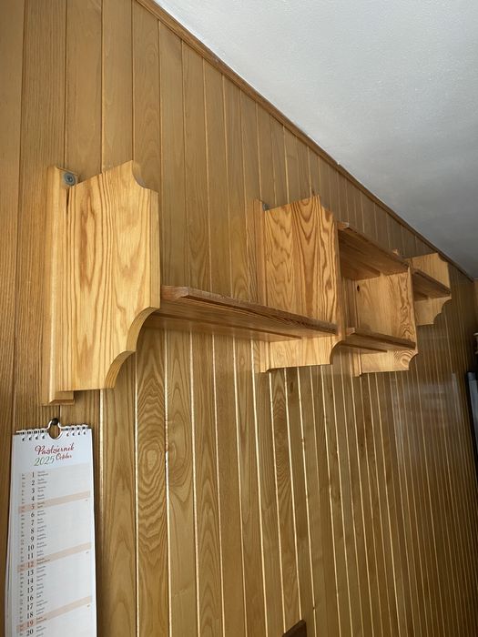 Drewniana półka, długość - 150 cm.