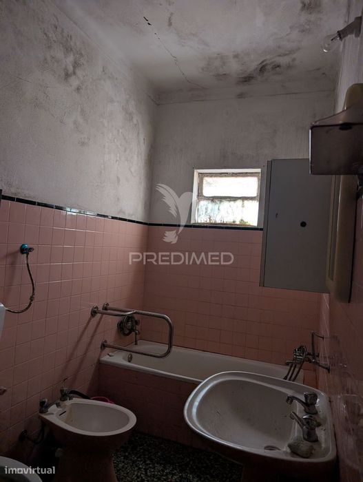 Moradia Bi-familiar para reconstrução