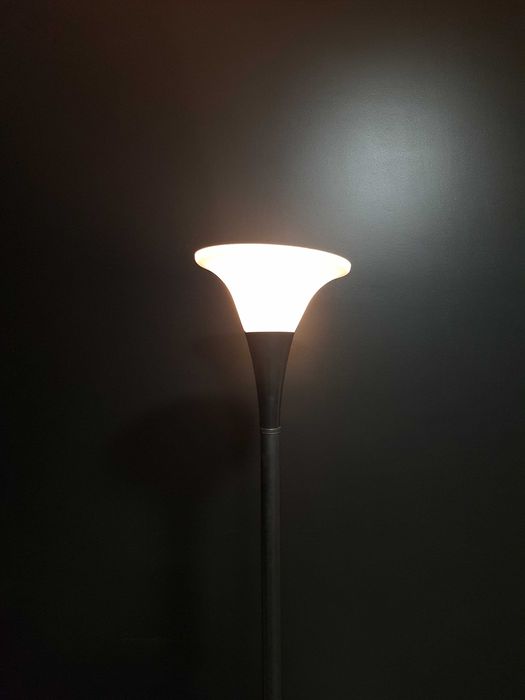 Candeeiro de pé, com luz