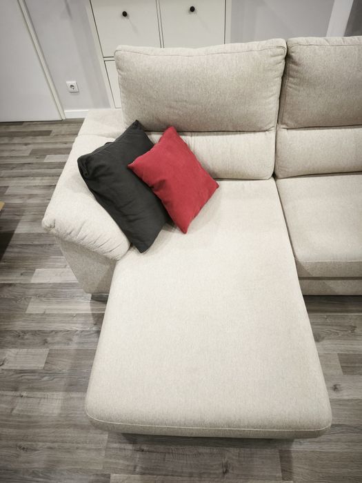 Sofá bege com chaise long