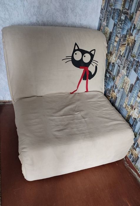 Розкладний диван теплого пісочного кольору