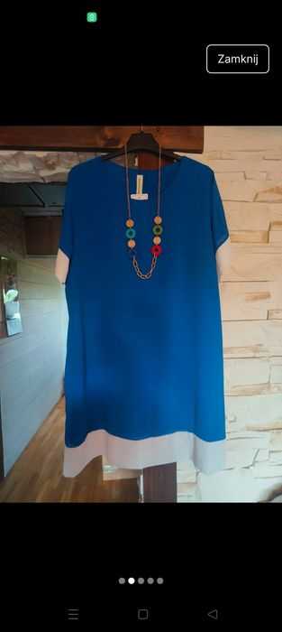 Piękna sukienka w kolorze chabrowym wykończona białymi wypustkami