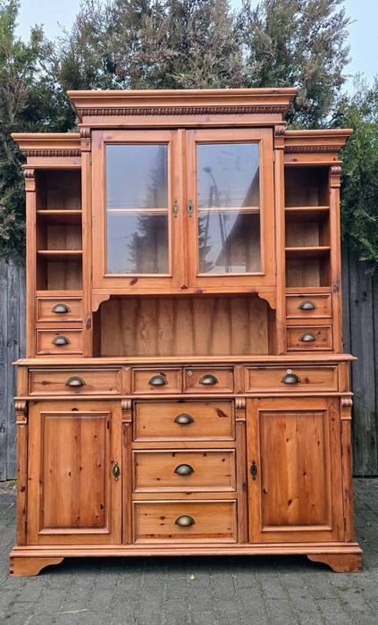 Kredens z drewna sosnowego