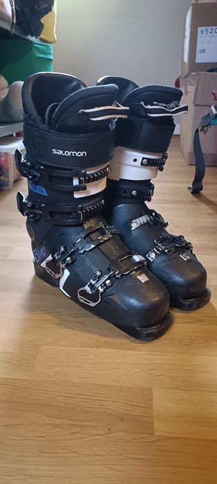 Buty narciarskie, kaski