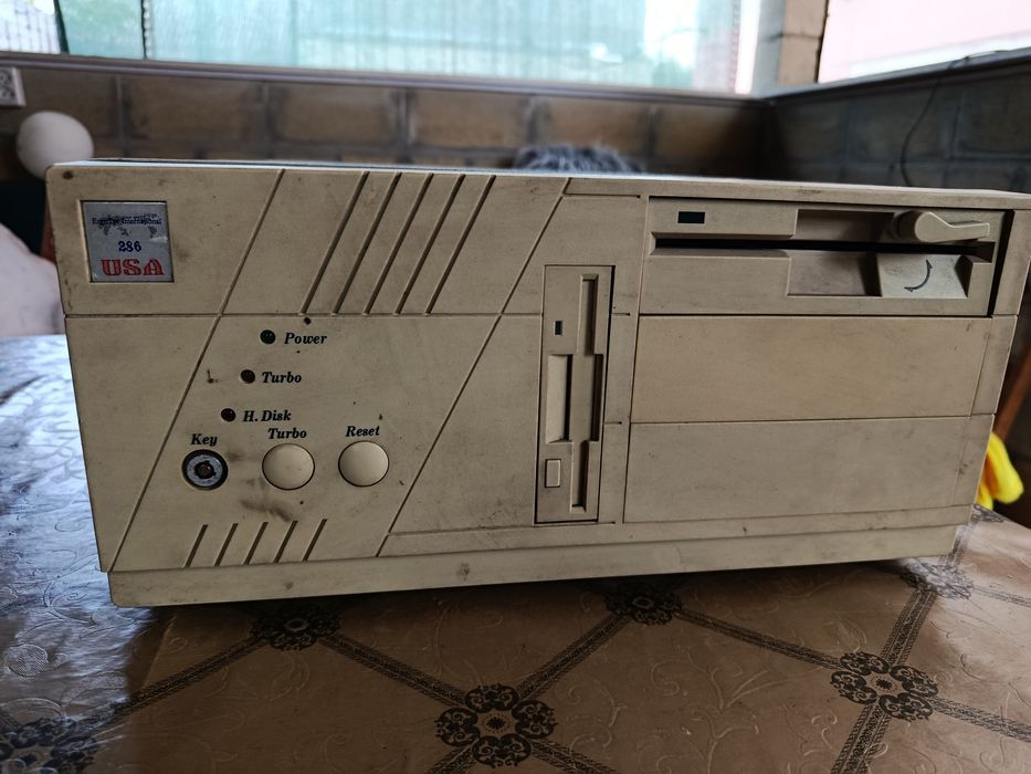 Ретро комп'ютер IBM 286